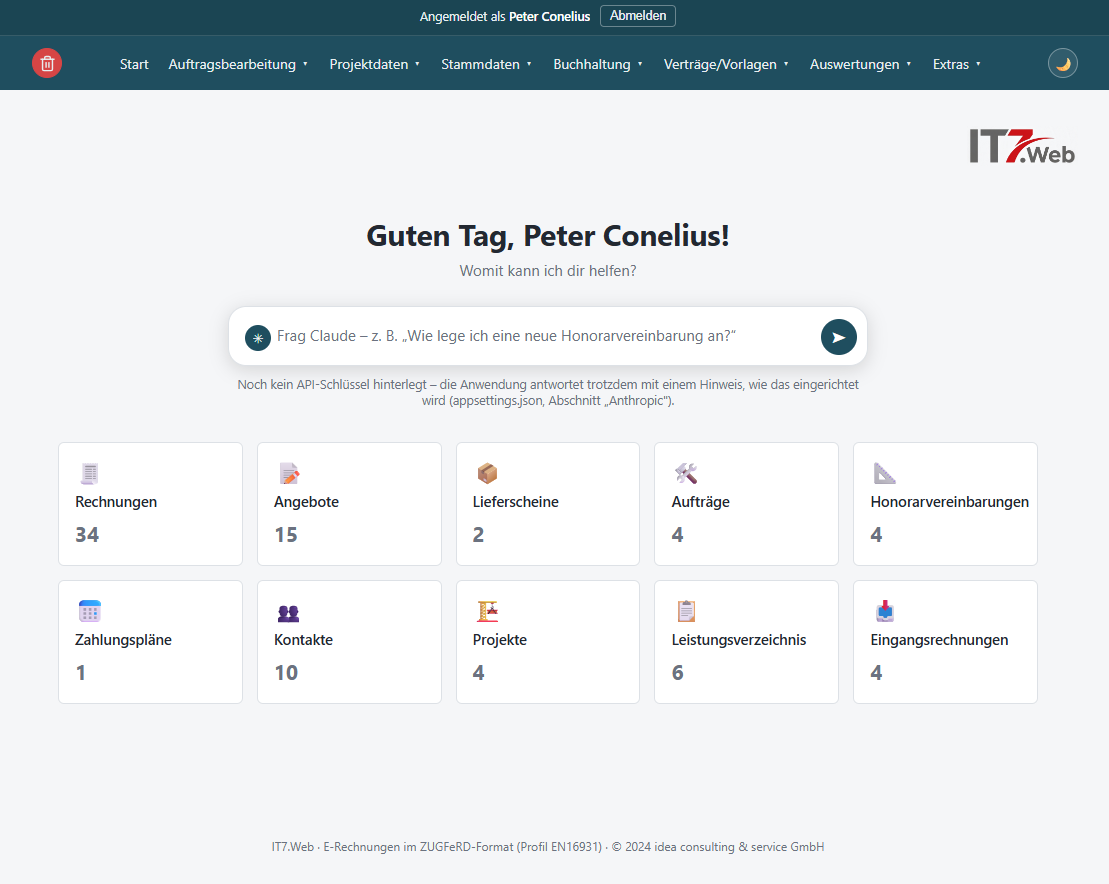 Screenshot der Startseite von IT7.Web: Navigationsleiste mit Auftragsbearbeitung, Projektdaten, Stammdaten, Buchhaltung, Verträgen/Vorlagen, Auswertungen und Hilfe sowie Papierkorb-Symbol oben links, Claude-Assistent-Eingabefeld, Geburtstags-Übersicht und Kachelübersicht mit Rechnungen, Angeboten, Lieferscheinen, Aufträgen, Honorarvereinbarungen, Zahlungsplänen, Kontakten, Projekten, Leistungsverzeichnis und Eingangsrechnungen